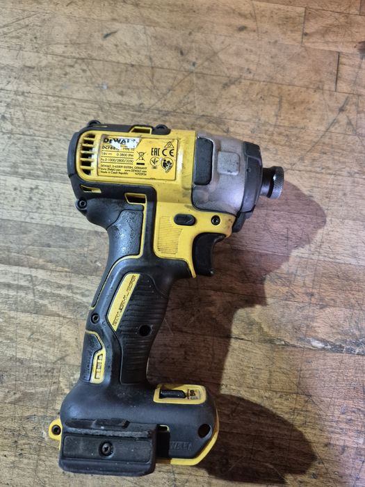 Filetanta cu impact DEWALT DCF 887 18V