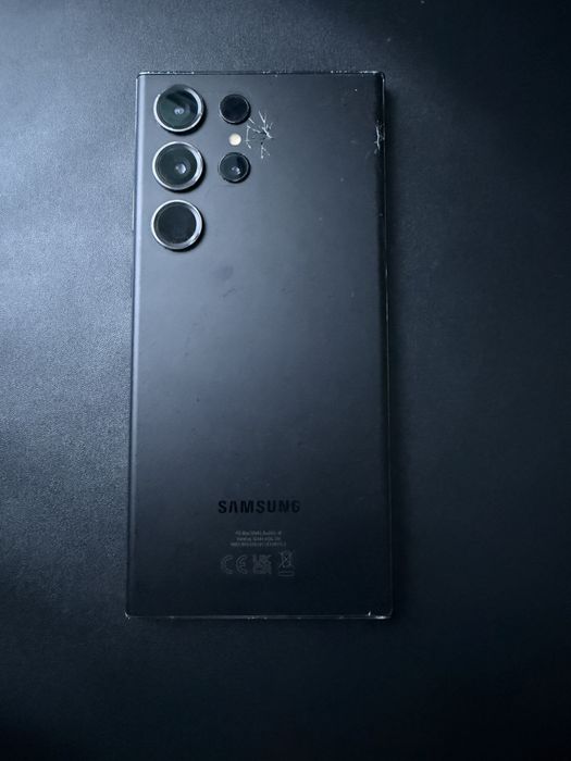 Samsung Galaxy S23 Ultra – 100% funcțional (Ecran fisurat cu punct / Spate crăpat)