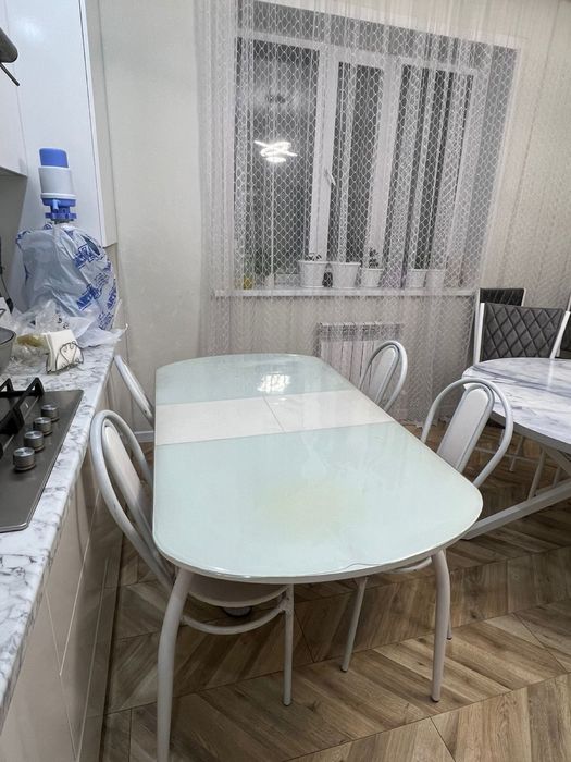 Продам кухонный стол и стулья