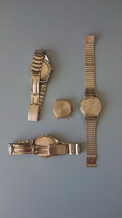 Каси с верижки, коронки и ремонтоари за часовници.