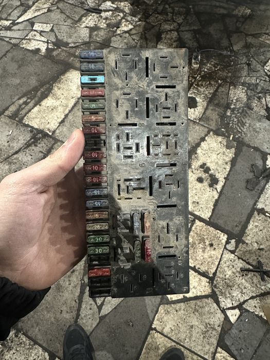 Блок предохранителей  ауди 80 б4