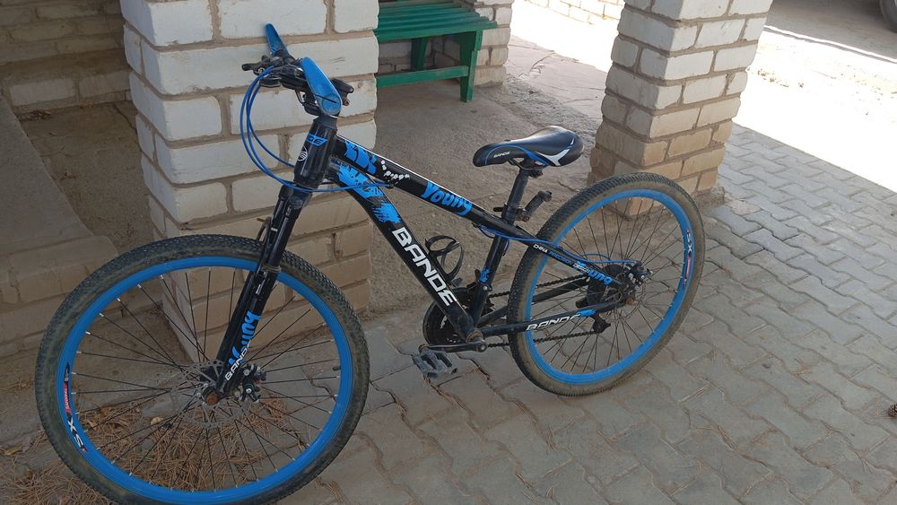 Продаю велик bande еще едит армотизатор срочно деньги нужны 3 года раб