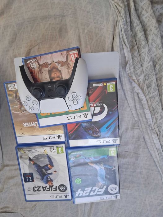 Плейстейшън 5 с 5 игри джойстик който има гаранция може и да смъкне