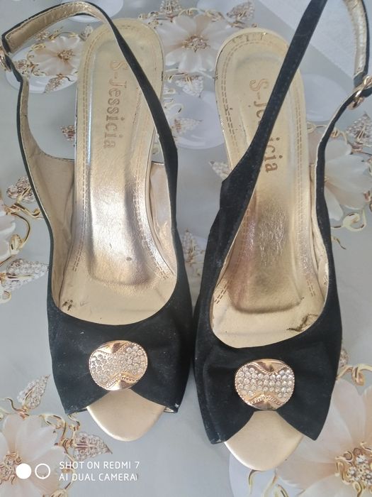 Продаются замшевые босоножки