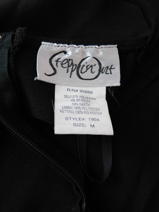 Стилна рокля в черно с червени акценти.