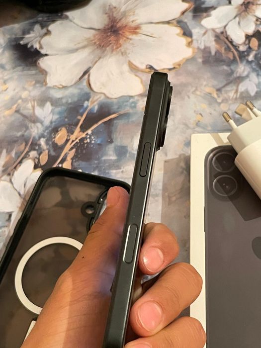 Продается iPhone 16 в хорошем состоянии.