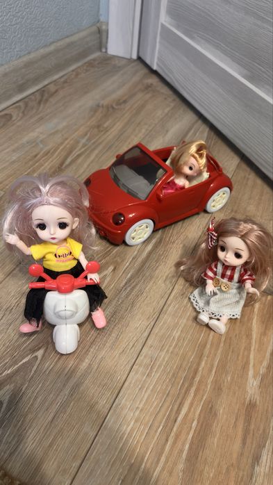 Домик с куклами машиной