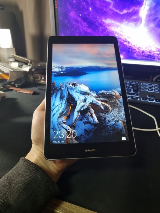 Tableta Huawei in stare excelenta cu incarcator