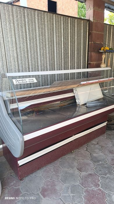 Срочно продам витринный холодильник