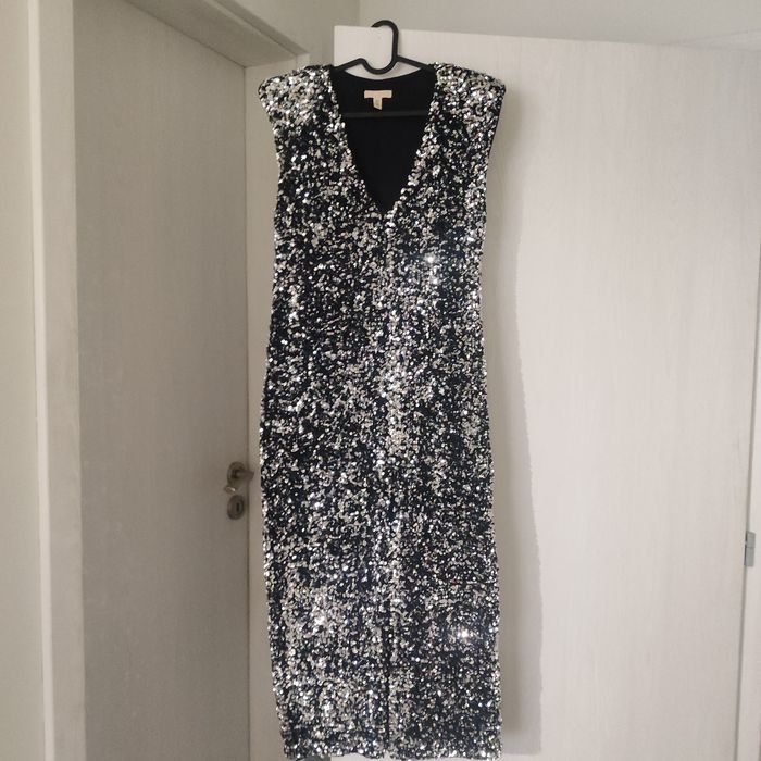 Пайетена      рокля