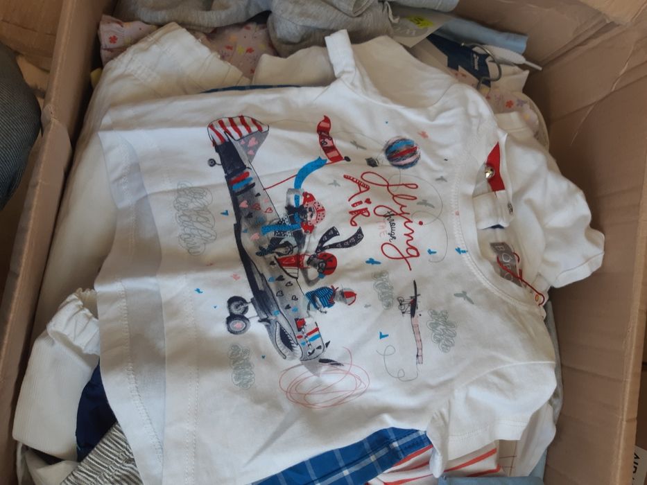 Vând îmbrăcăminte noua la palet