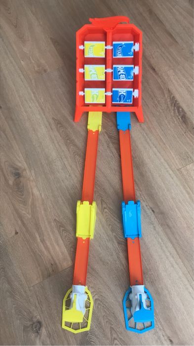 Писти, гаражи Hot Wheels и други