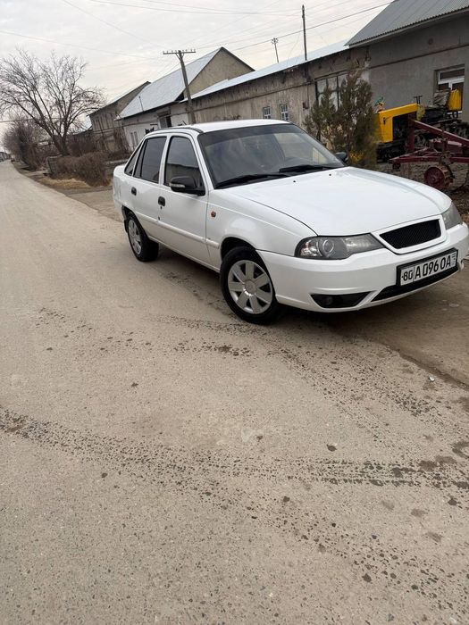 Nexia 2  2010 yil bir qul mashina kraskasi toza.o