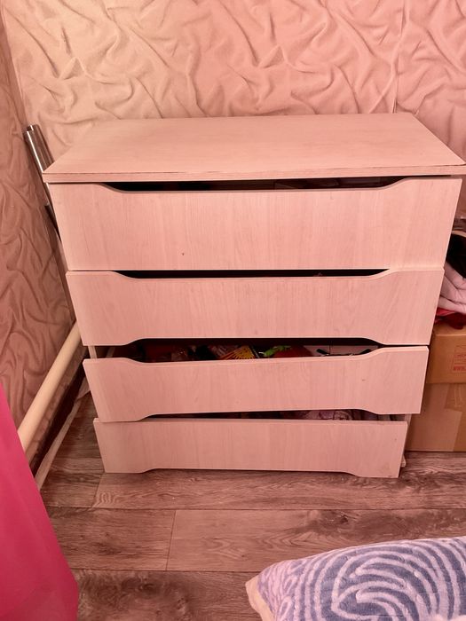 Продаеться  гардеробный шкаф и комод