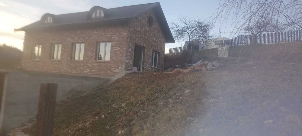 Vând casă în Moldovița