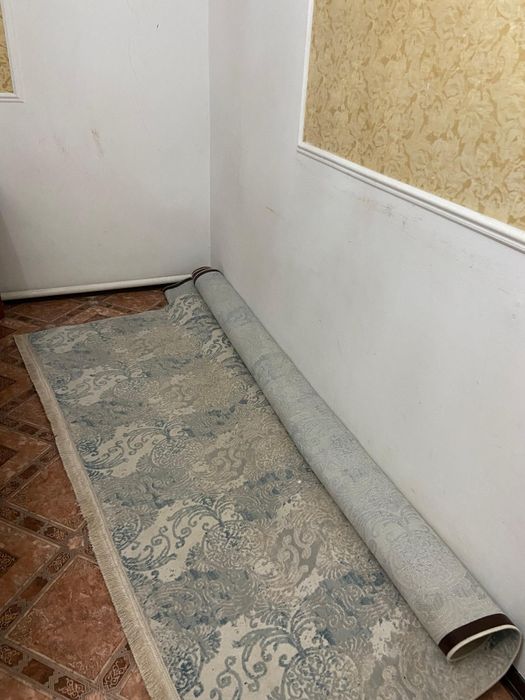 Стол, ковры б/у.