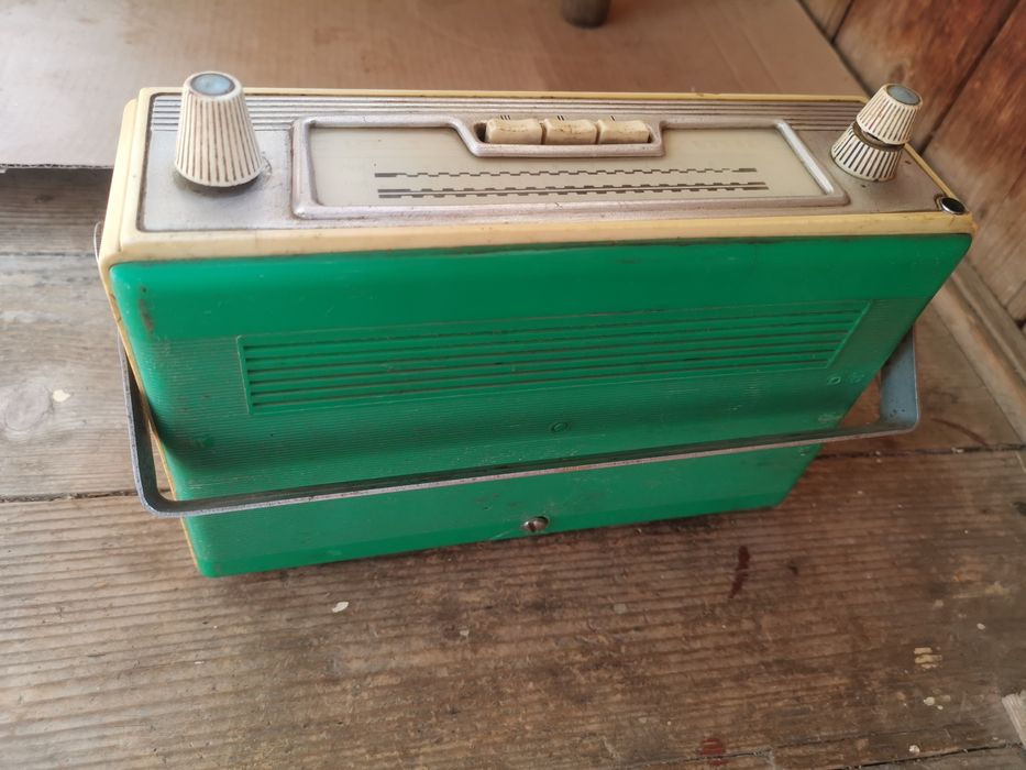 2 Radiouri vechi :Vef 206 si Jalta 61T