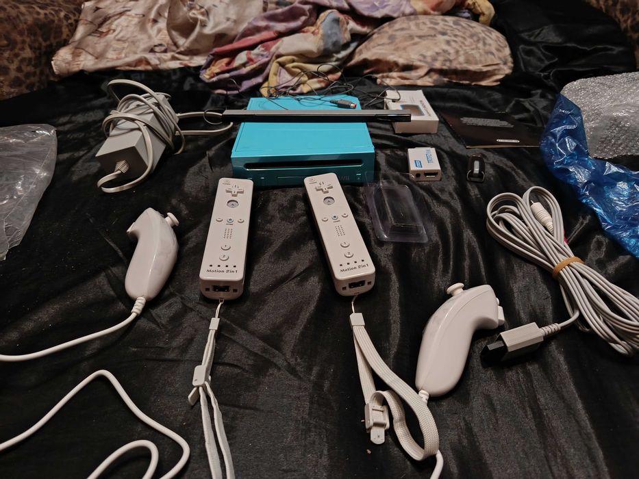 Nintendo Wii синьо + 2 контролера + 2 nunchuk + 21 игри + HDMI