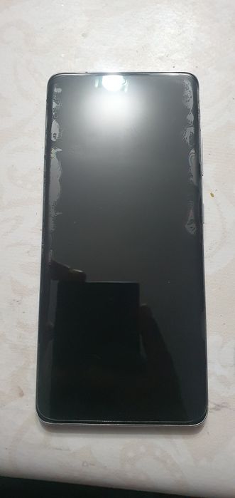 Samsung s 21 ultra arqasi burcegida yoriq cizig'i bor