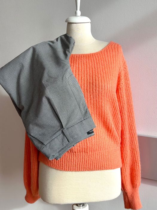 Блуза в прасковен корал и панталон Club Monaco със широки крачоли