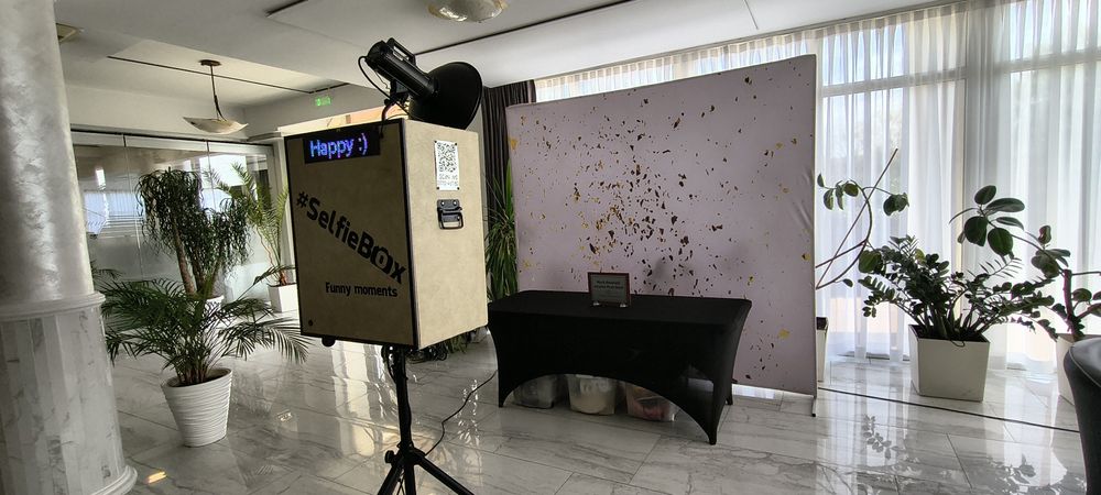 Cabinã foto/PhotoBooth/SelfieBox pentru evenimente