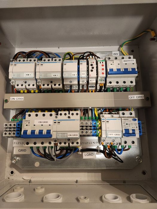 Invertor Huawei hibrid 10kW trifazat si backup box huawei trifazat