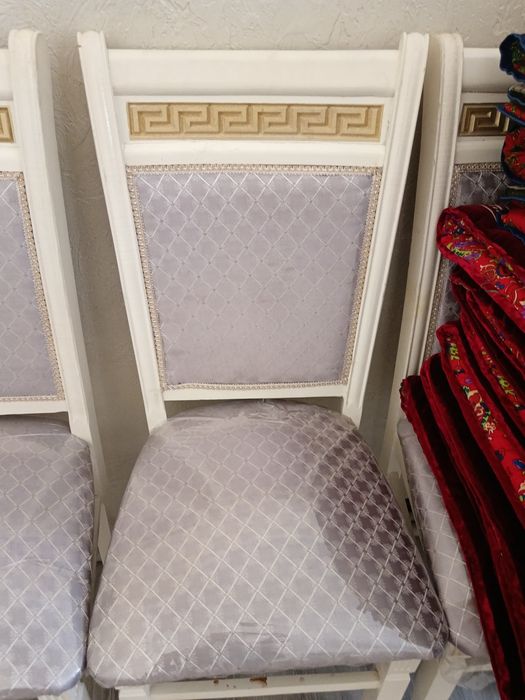 Морозильник, и стулья