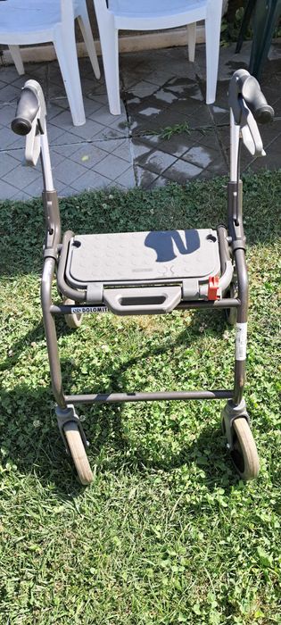 Проходилка/ролатор за възрастни