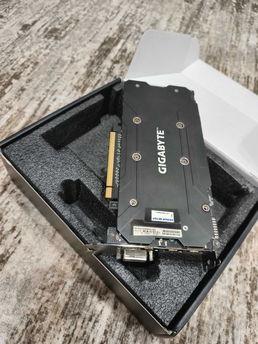 Видеокарта Графический чип: AMD Radeon RX 570