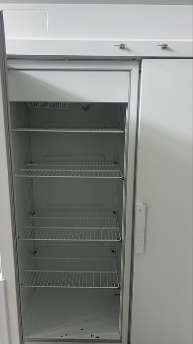 Шкаф холодильный большой