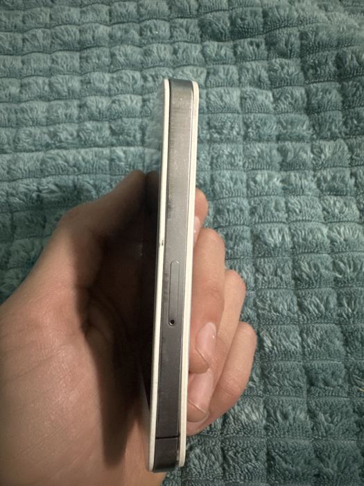 Iphone 4s ideal faqat krishka siniq holos