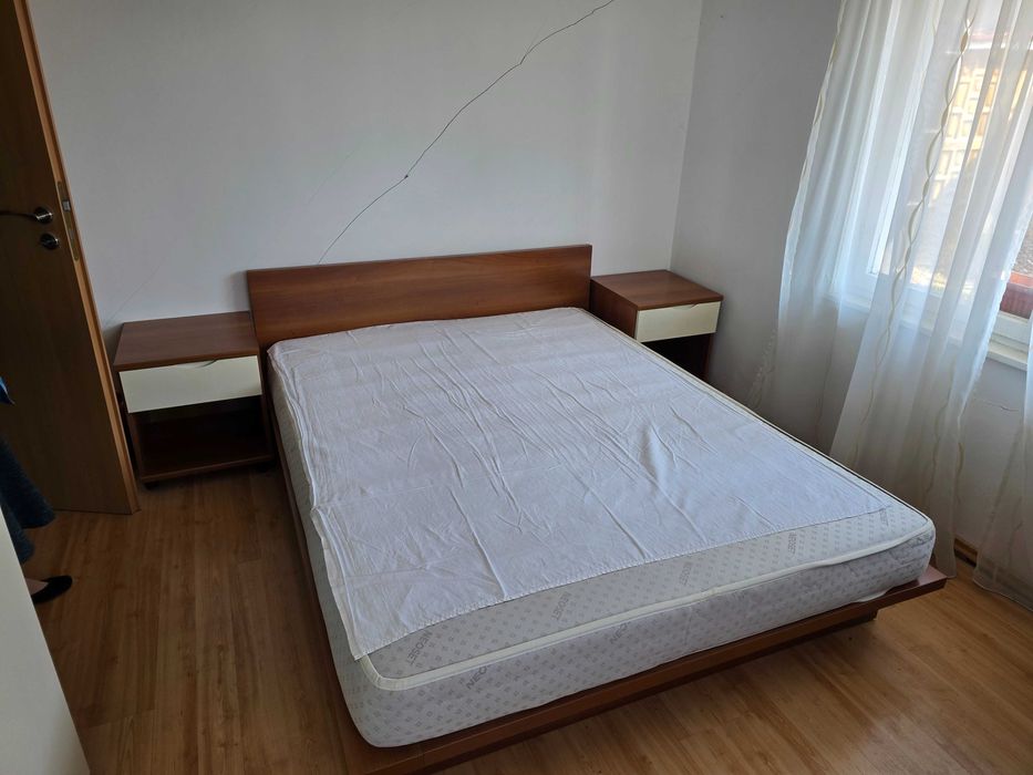 Спалня с Четирикрилен Гардероб и Шкаф за Телевизор