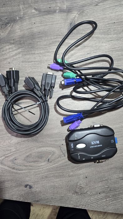 Устройство за използване на два компютъра с един монитор KVM