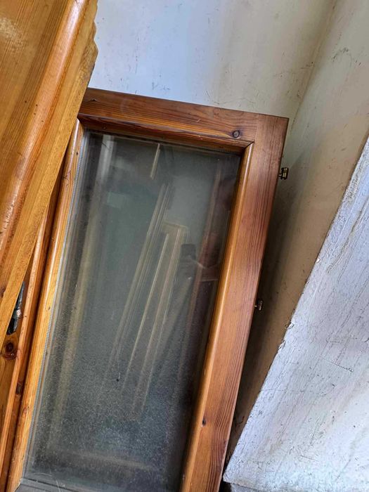 Дървена дограма ,,Златен дъб", стъклопакети в много добро състояние.