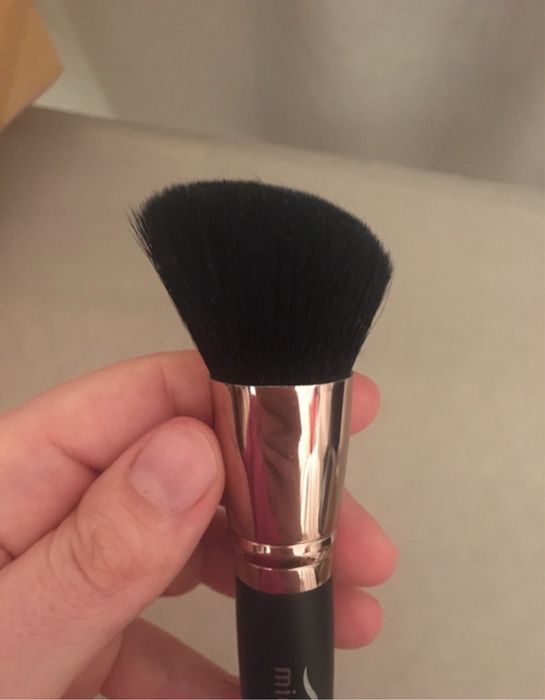 Pensula de machiaj, pila de unghii