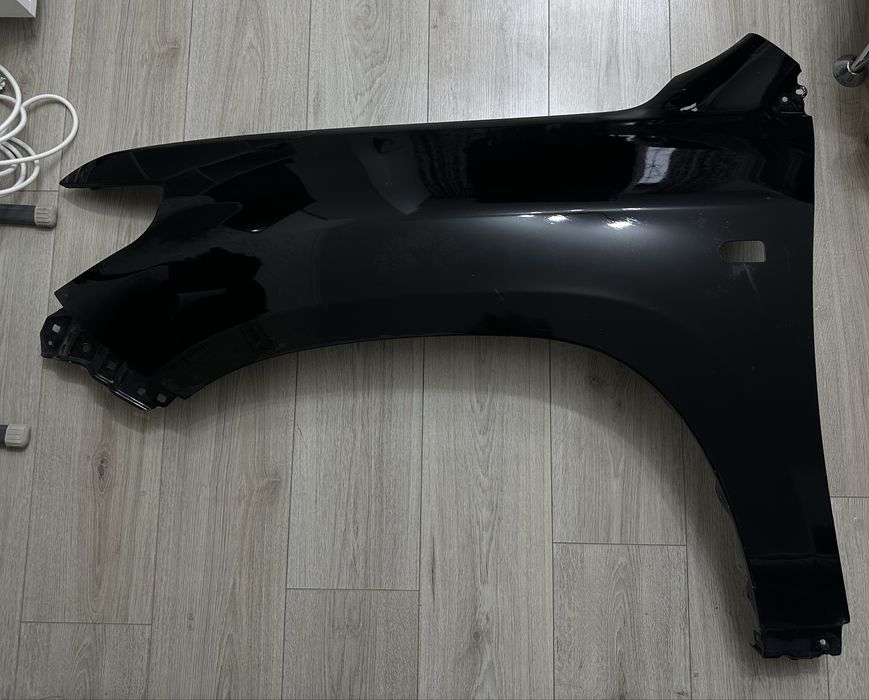 Крыло левое на Land Cruiser 200