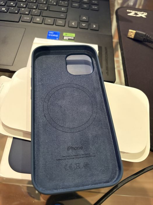 Продам оригиналтный чехол Iphone 15