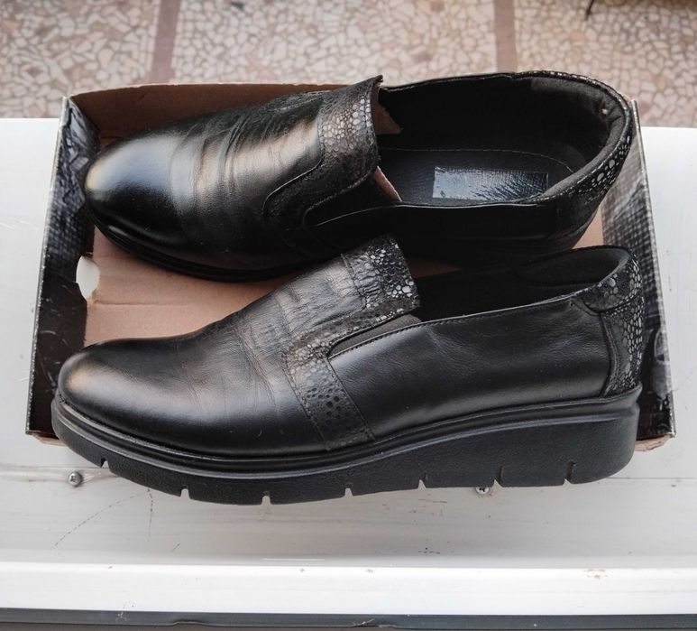Pantofi comozi, din piele. Marimea