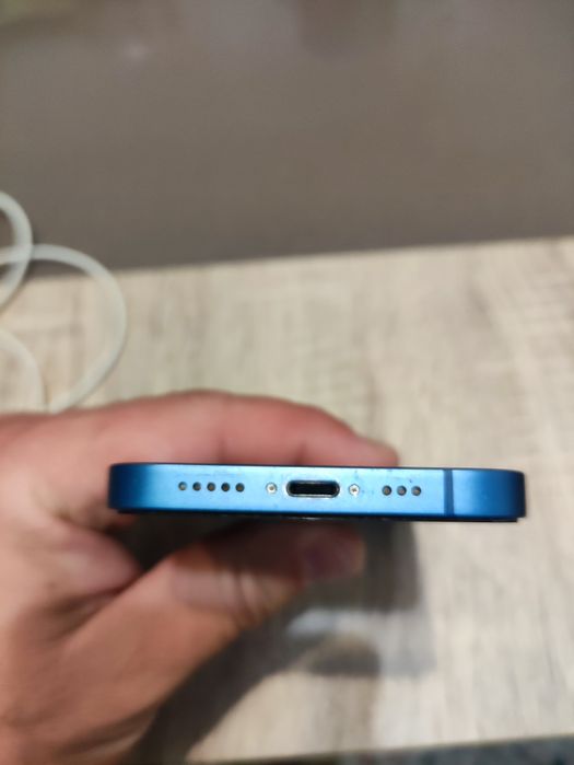 Продавам iphone 13 blue