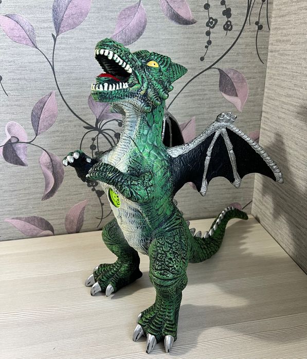 Красивая игрушка Динозавр