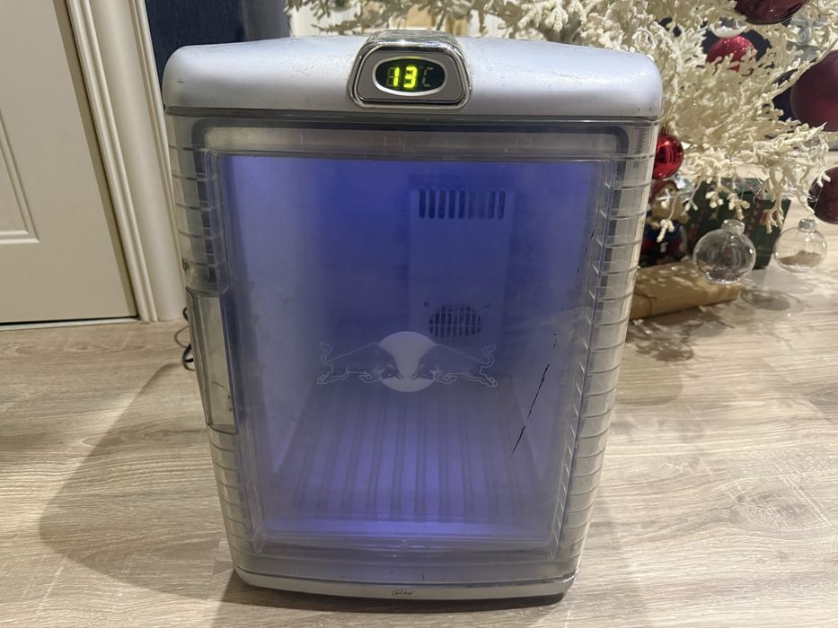 * мини холодильник RED BULL не большой очень удобный