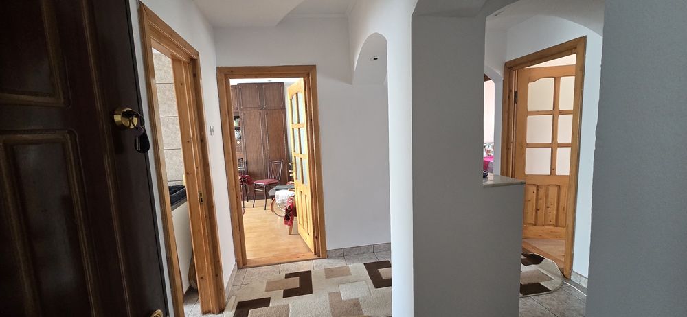 Vand apartament cu 3 camere, decomandat, str 13 decembrie