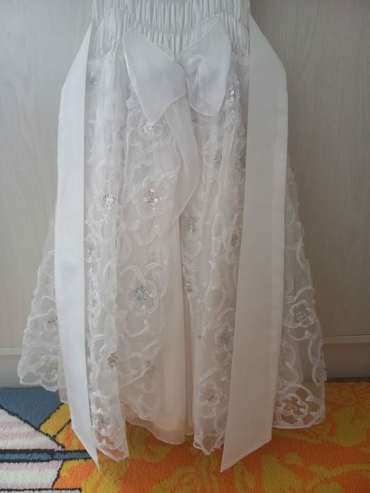 Прода белое платье на  девочки