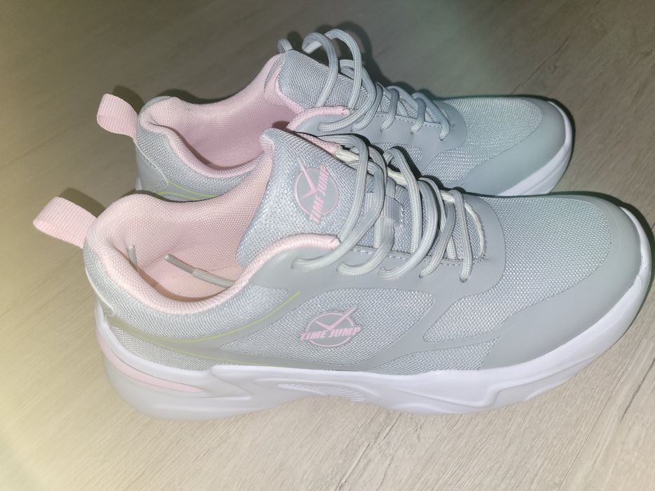 Продам кроссовки