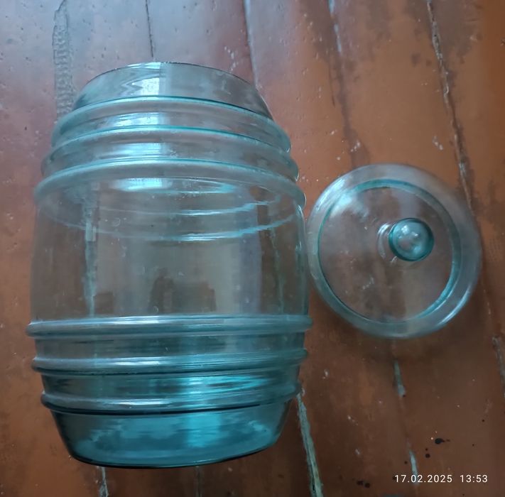 Стеклянный бочонок с крышкой.