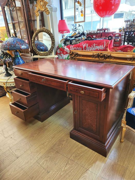 Голямо бюро в неокласически стил