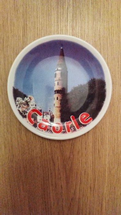 Красива порцеланова чиния от Каорле Италия.