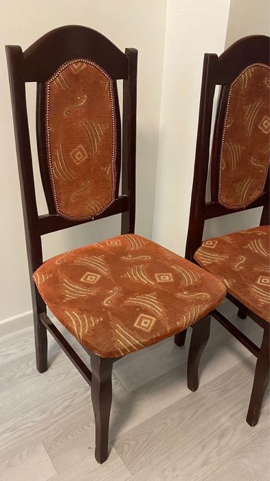 Үстел отырғыштарымен сатылады.