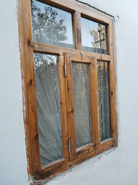 Дераза ойнаси билан сотилади