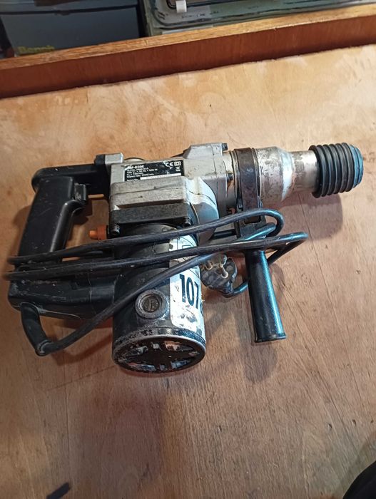 Продавам перфоратор